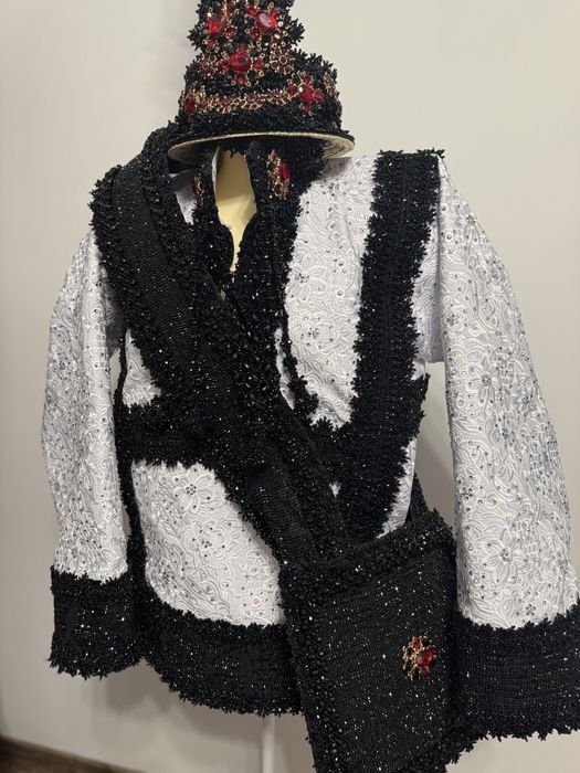 Costum de barbați oșenesc de vânzare
