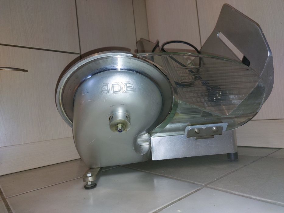 Немска колбасорезачка АDE/ 25 см нож
Работи перфектно, супер запазено