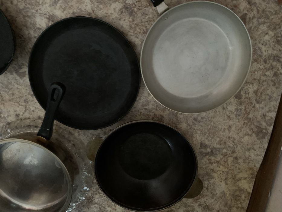 Кухонная утварь, сковороды.