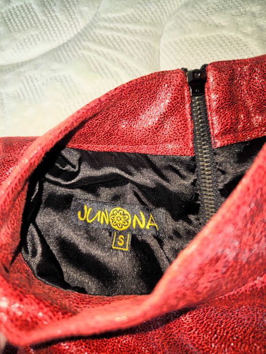 Топ в страхотен червен цвят