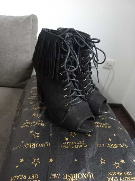 Cizme/botine pentru femei cu deschidere la varf si franjuri