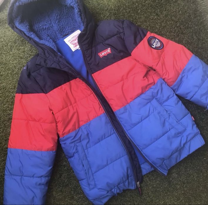 Продавам унисекс яке Levi’s