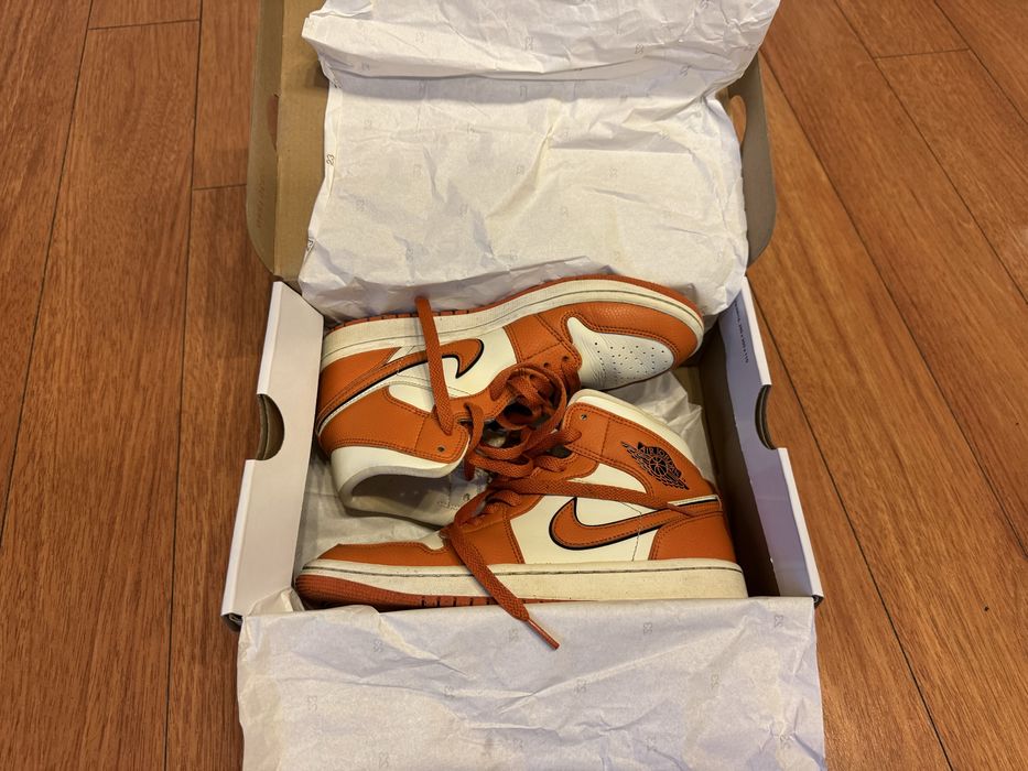 Vand ghete Jordan 1 Mid SE originali 100%, marimea 38,5