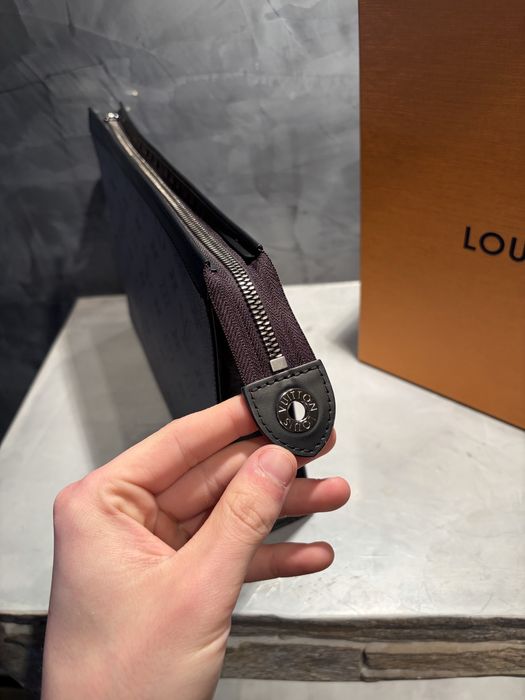 100% ОРИГИНАЛЕН Louis Vuitton Clutch Voyage MM + бележки и кутия