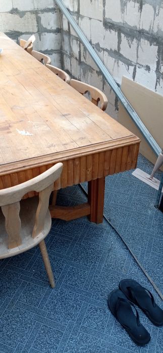 Масивна дървена маса