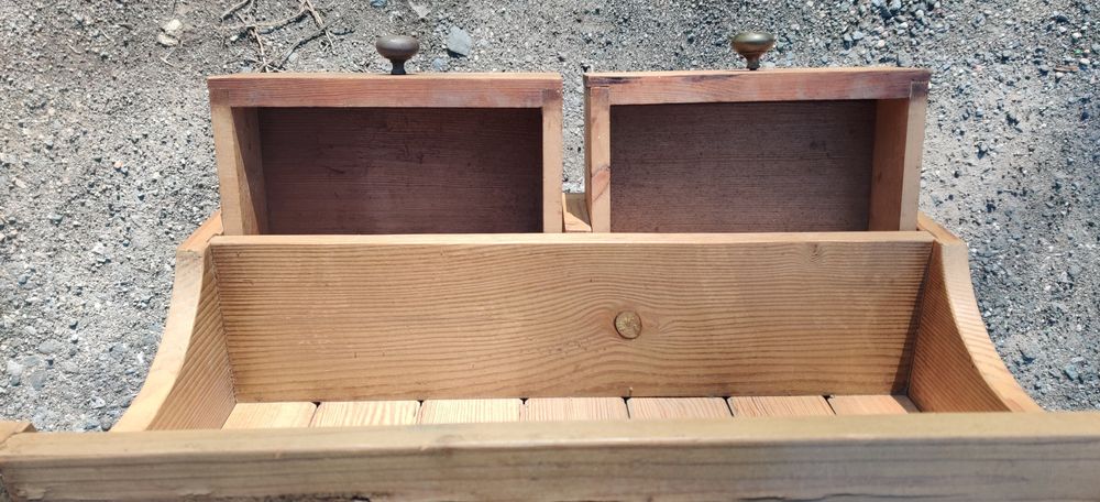 Дървен кухненски шкаф