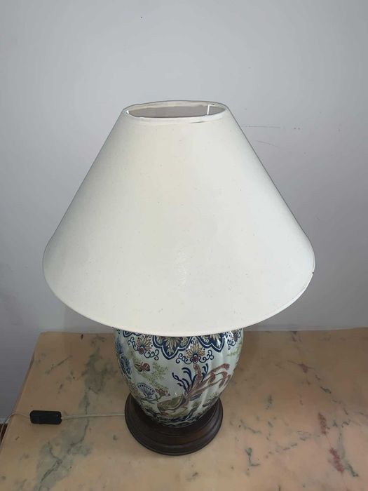 Veioza portelan pe soclu de lemn