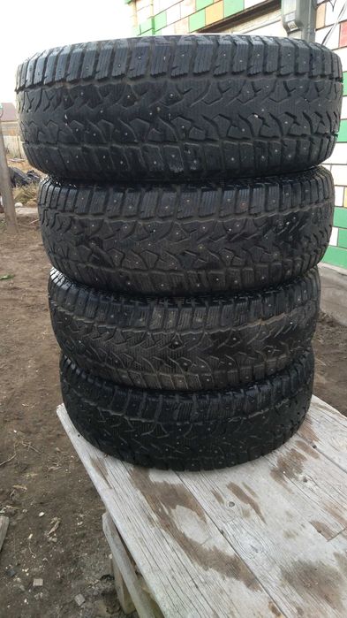 Продам комплект шипованой резины