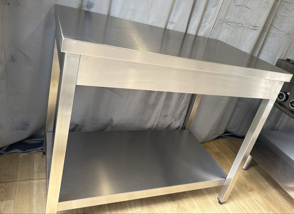 Masă profesională din inox cu poliță – stare bună