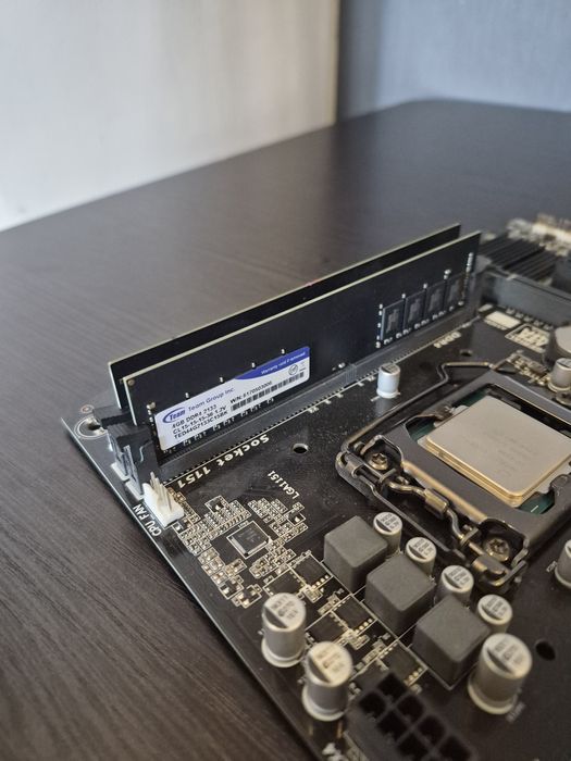 Продам i3 6100 8GB H110