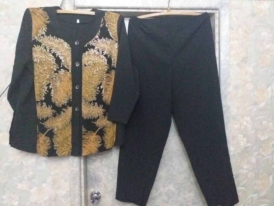 Продаётся женский костюм двойка, очень красивый