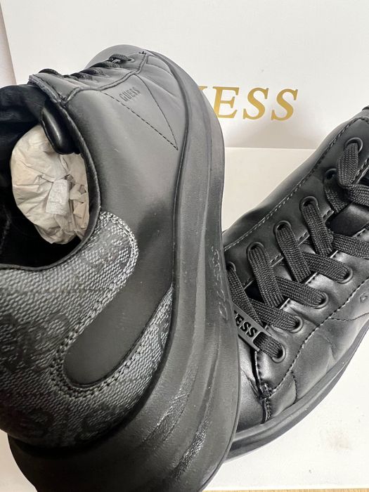 Обувки Guess нови