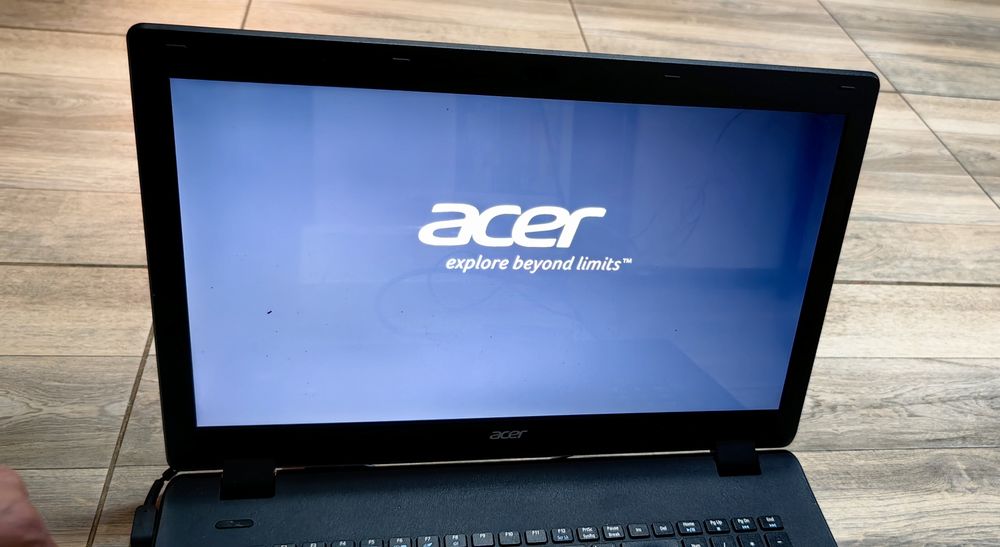 Laptop Acer ES1 711 Model ZYL pentru piese sau reparat
