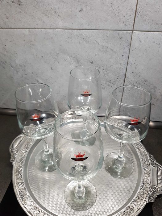 Стъклени чаши за вино, шампанско.