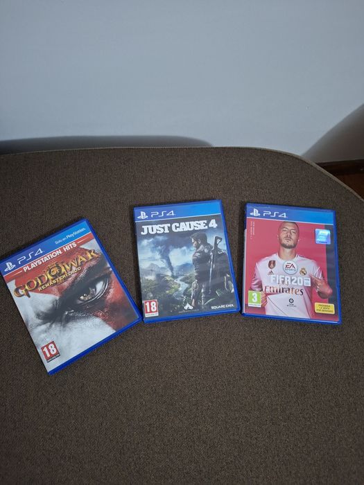 Ps4 cu maneta si 3 jocuri