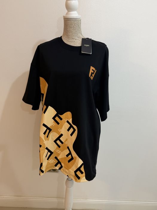 Tricou bărbătesc cu design statement și croială lejeră, perfect pentru un look modern și premium