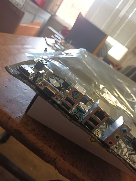 Продавам дънна платка ASROCK B760M-HDV M2 D4