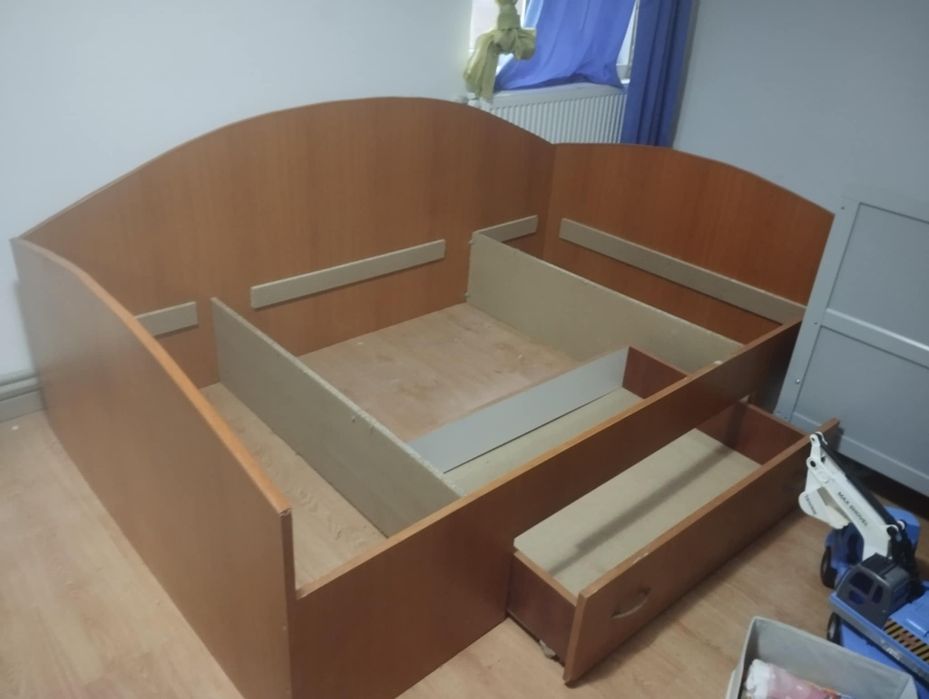 Pat 140×200 cm cu spațiu de depozitare – stare bună
Vând pat de 140×2