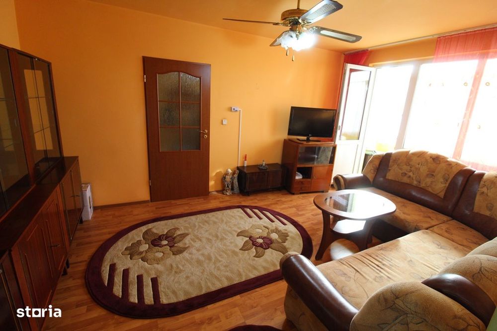Vând apartament 2 camere în Hunedoara, zona Micro4, 45mp...