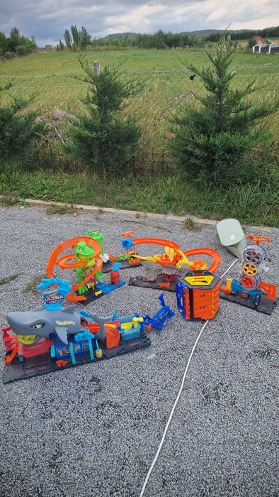 Vând jucării Hot Wheels