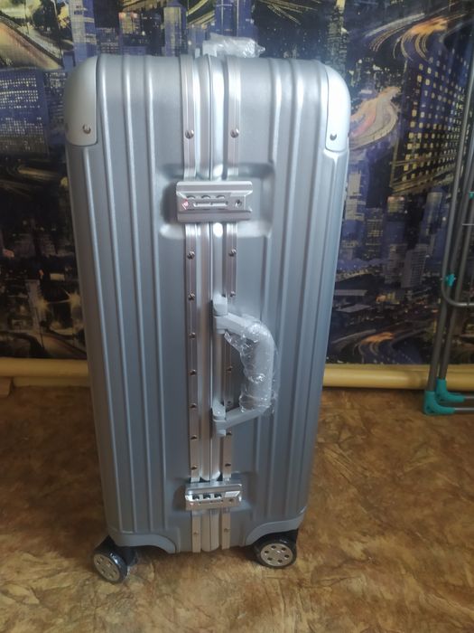 Продам новый чемодан