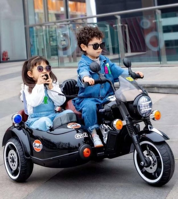 Bolalar elektro motosikli ikki o'rindiqli.