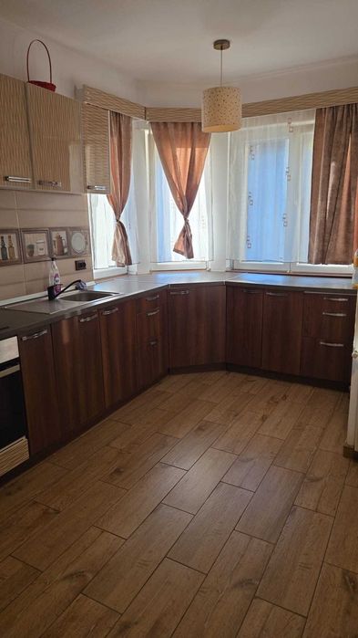 inchiriez apartament cu o camera cu curte comuna