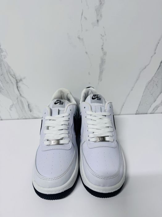 Nike albi cu talpa neagra