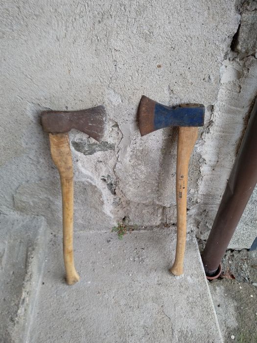 Продавам две Немски антикварни брадви големи Пожарникарски