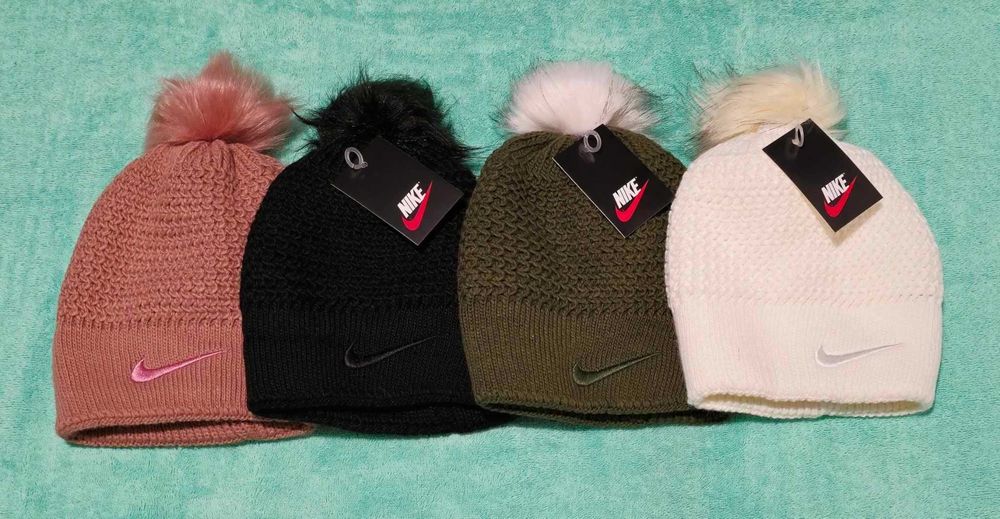 Шапки различни цветове