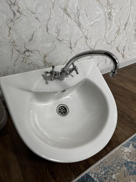 Раковина, смеситель, шлангы