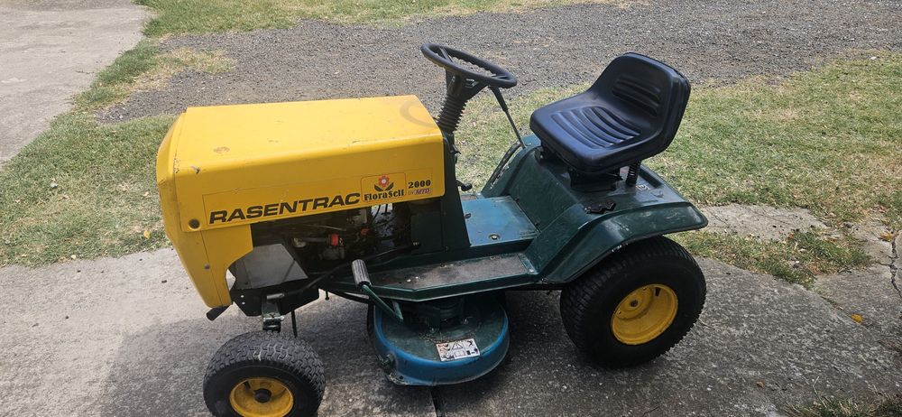 Tractoras de tuns iarba marca  Rasentrac