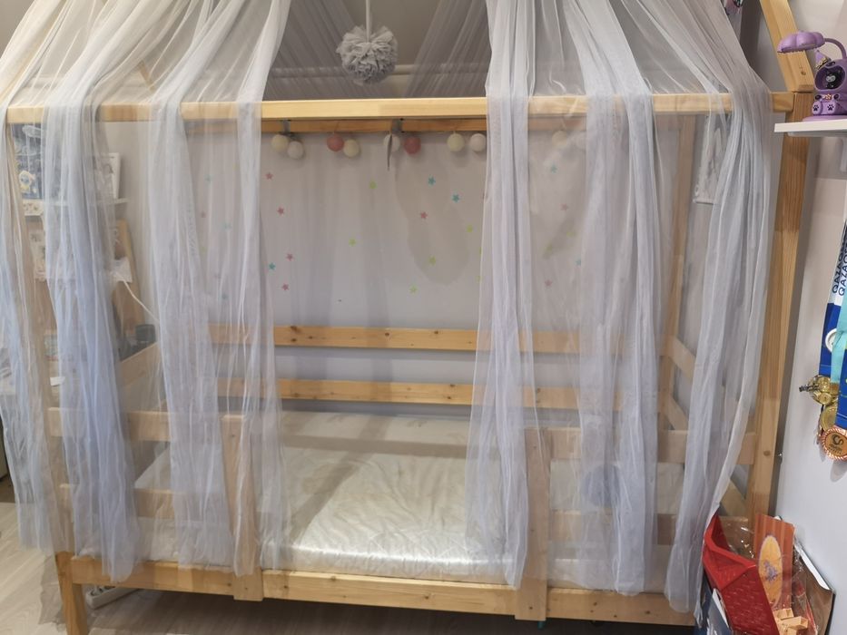 Детская кроватка домик