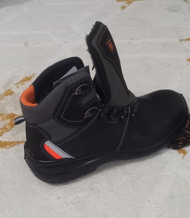 Продаю спец.обувь