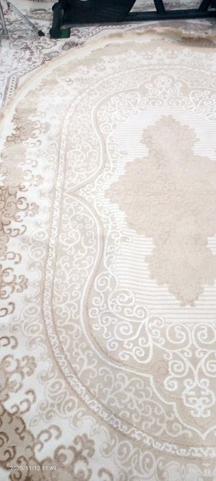 Продам овальный белый ковер.