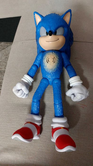 Соник играчка свети и можеш да и движеш ръце крака