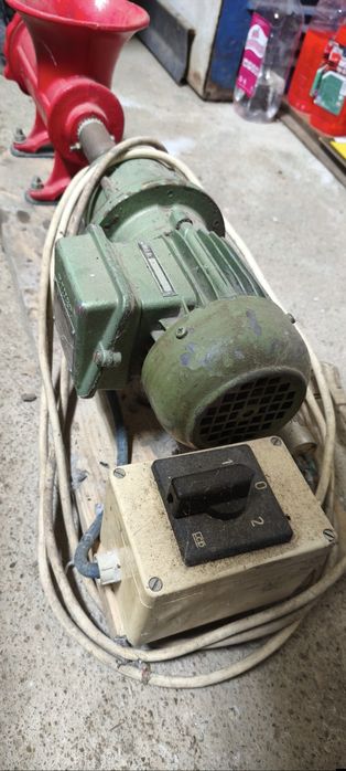 Masina de tocat carne cu motor