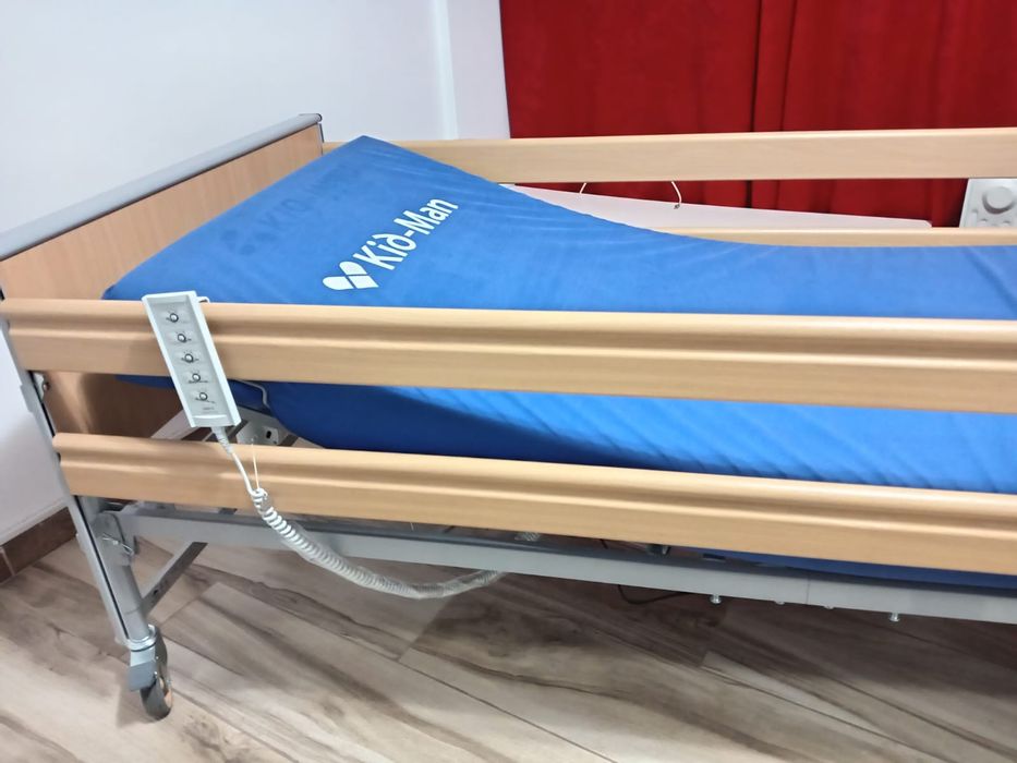 Vând pat pentru persoane cu dizabilități. Are 3 motoare telecomanda . Cu saltea inclusă.