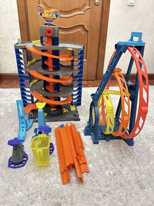 Трек трасса и гараж Hot Wheels от Mattel