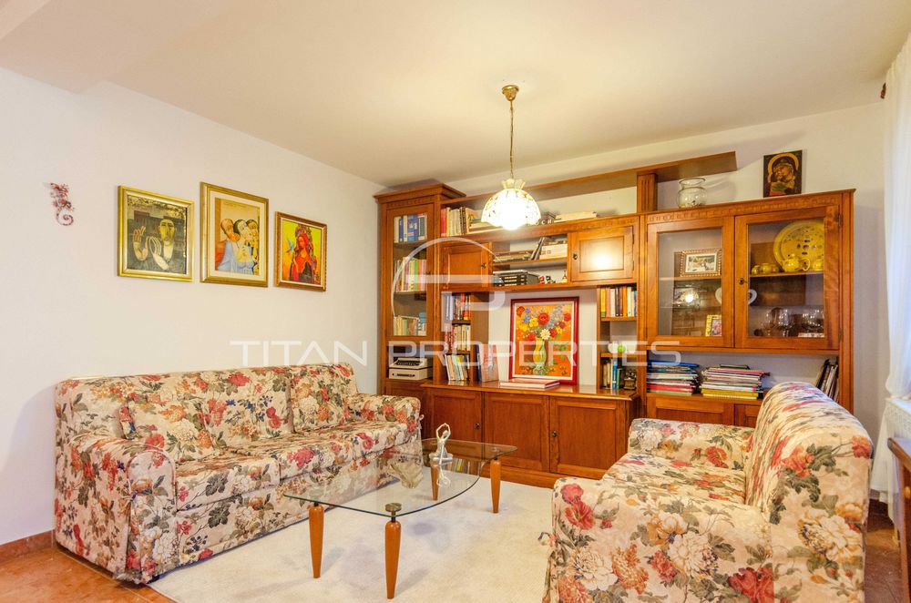 Триетажна къща с гараж в Кючук Париж