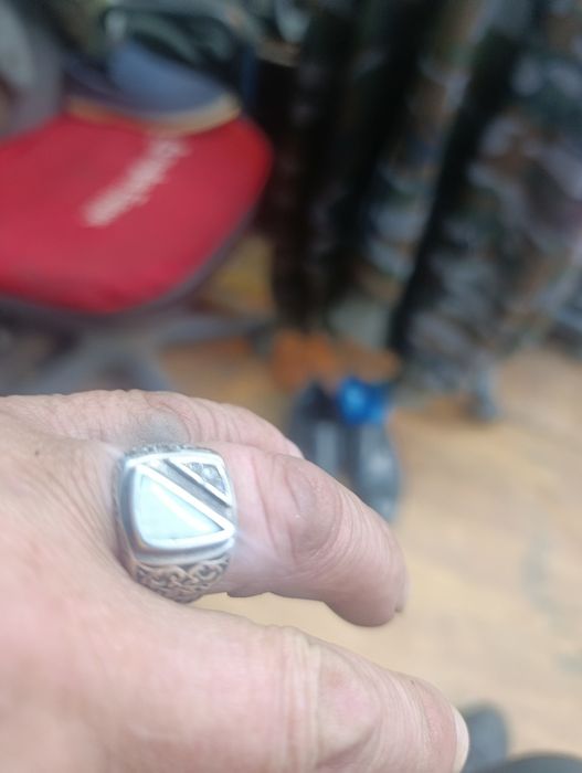 Продам серебро  печатку