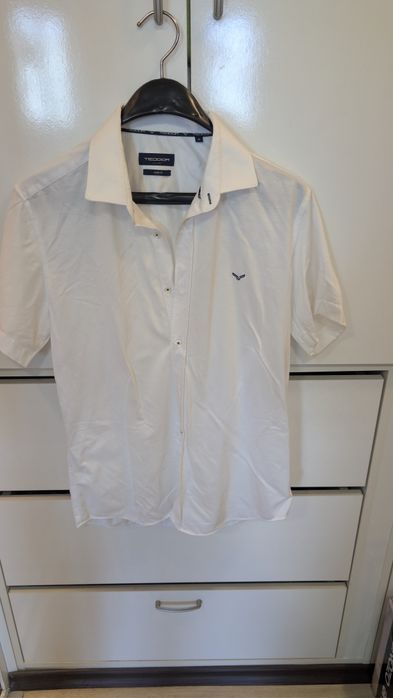 Маркови тениски и синя риза