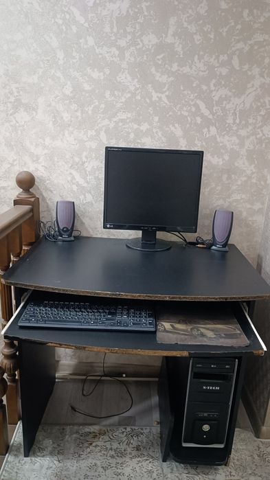 Бесплатно. Стол для компьютера