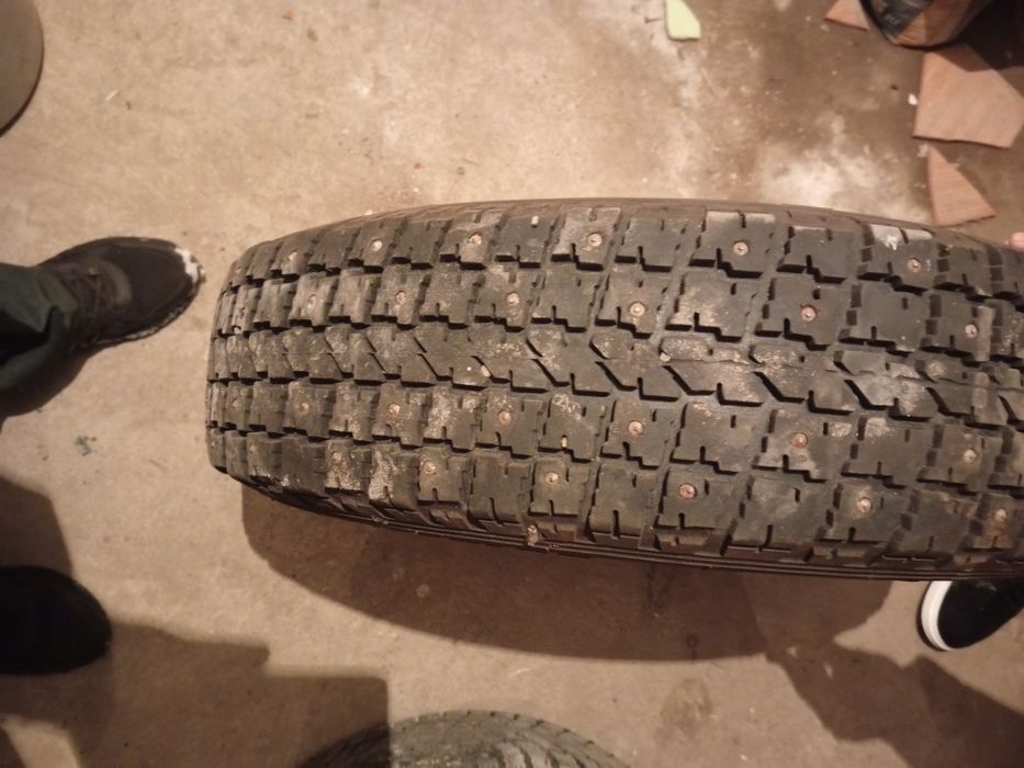 Продам шины с дисками шипованный  185/75р16