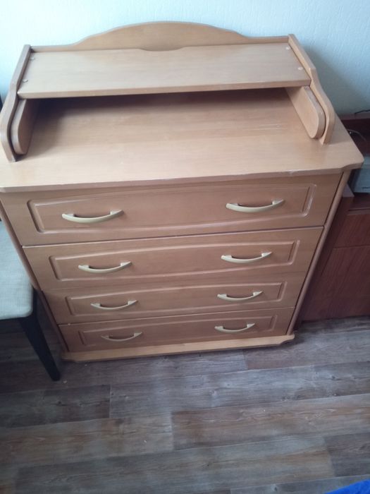 Продам комод с пелинальным столиком