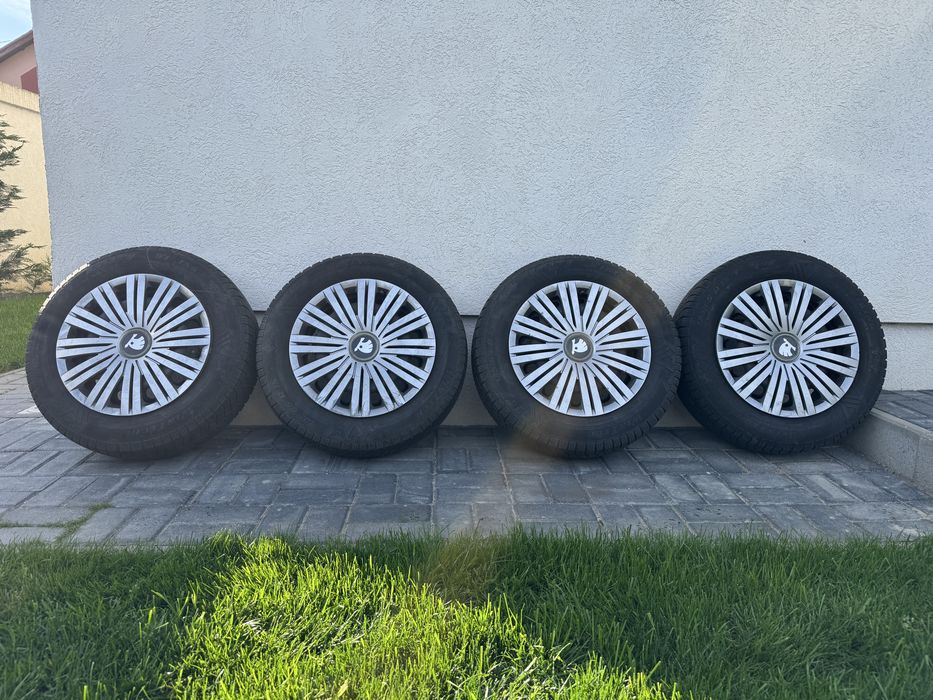 Set 4 roți iarnă 185/65/R15 cu jante tablă + capace