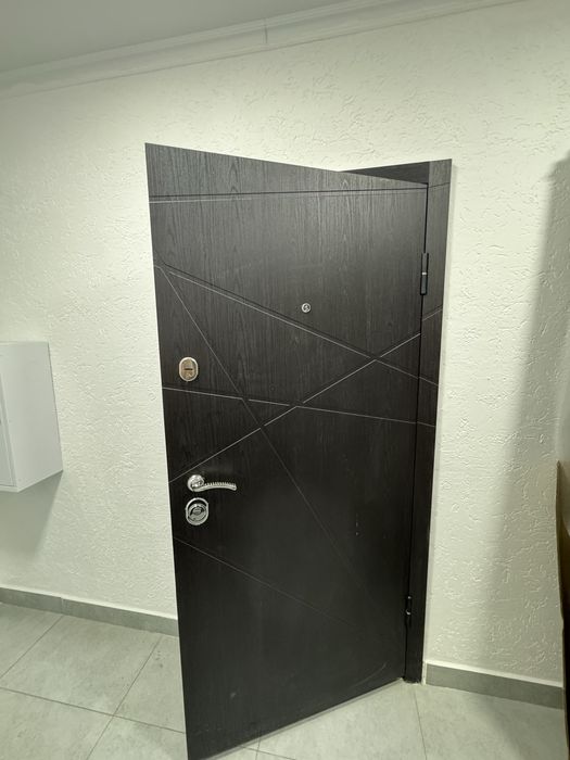 Продам входную дверь