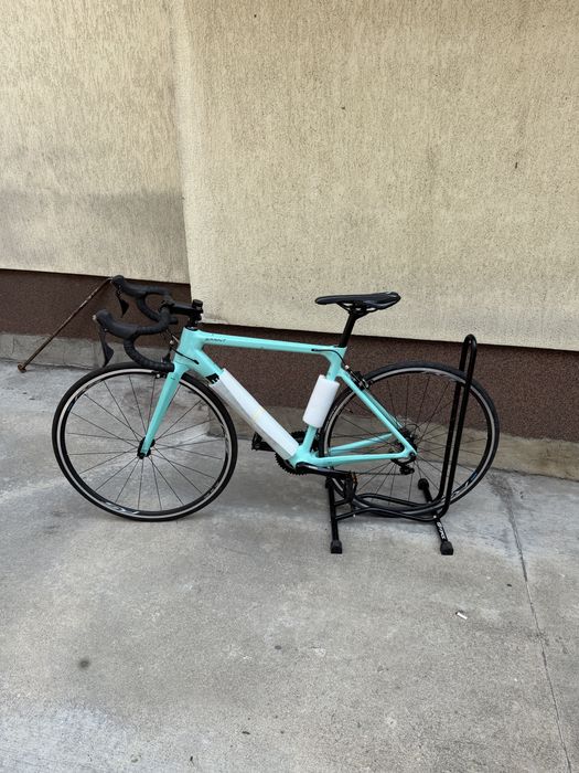 ЧИСТО НОВ Карбонов шосеен велосипед Bianchi Sprint (Celeste)