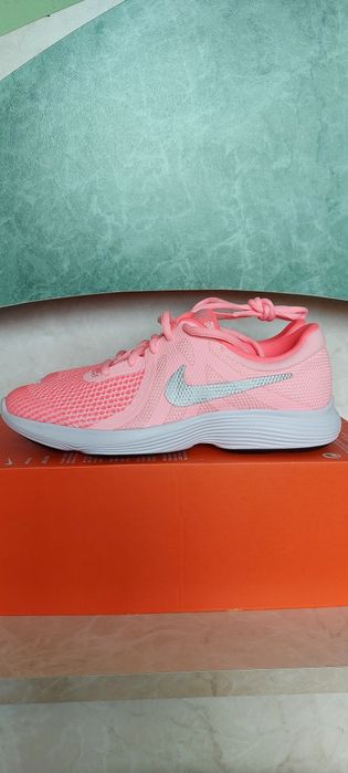 Нови оригинални дамски маратонки Nike