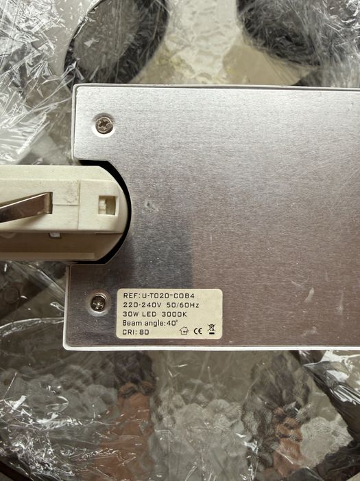 Продавам 16 бр. релсови осветителни тела Powergear
